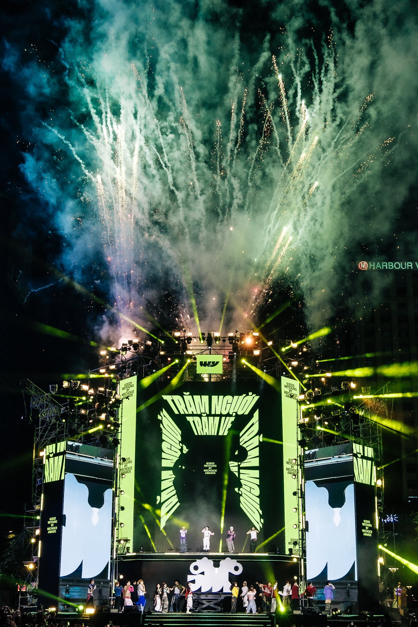 Đạo diễn Linh Nguyễn: Với WeYoung, chúng tôi không cố “định nghĩa” người trẻ. Khi người trẻ không bị ép vào một khuôn mẫu, họ sẽ tự nhiên tỏa sáng- Ảnh 1.