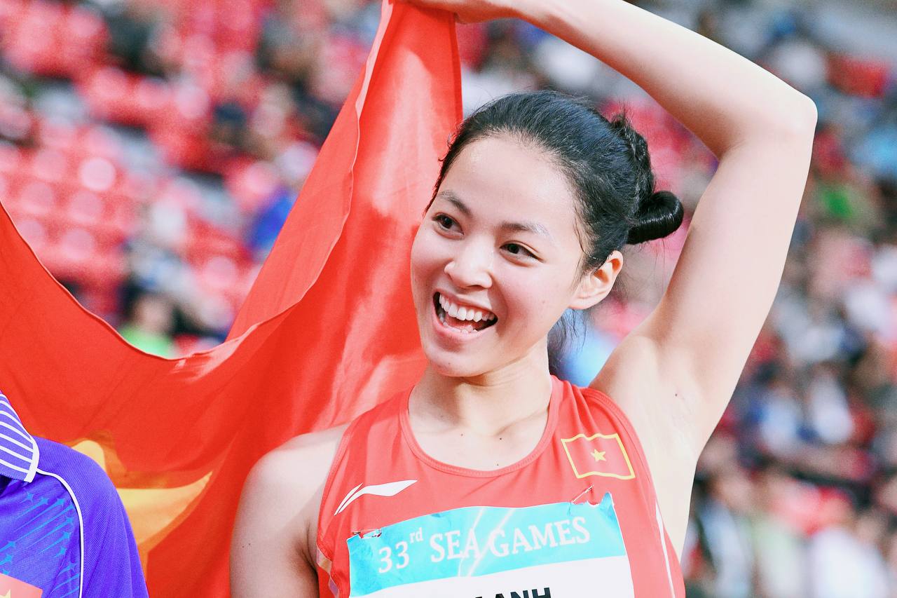 Phỏng vấn hot girl 2k6 nhảy cao cực táo bạo giành HCV cho Việt Nam, trên sân mộc mạc, đời thường xinh như thiên thần- Ảnh 1.