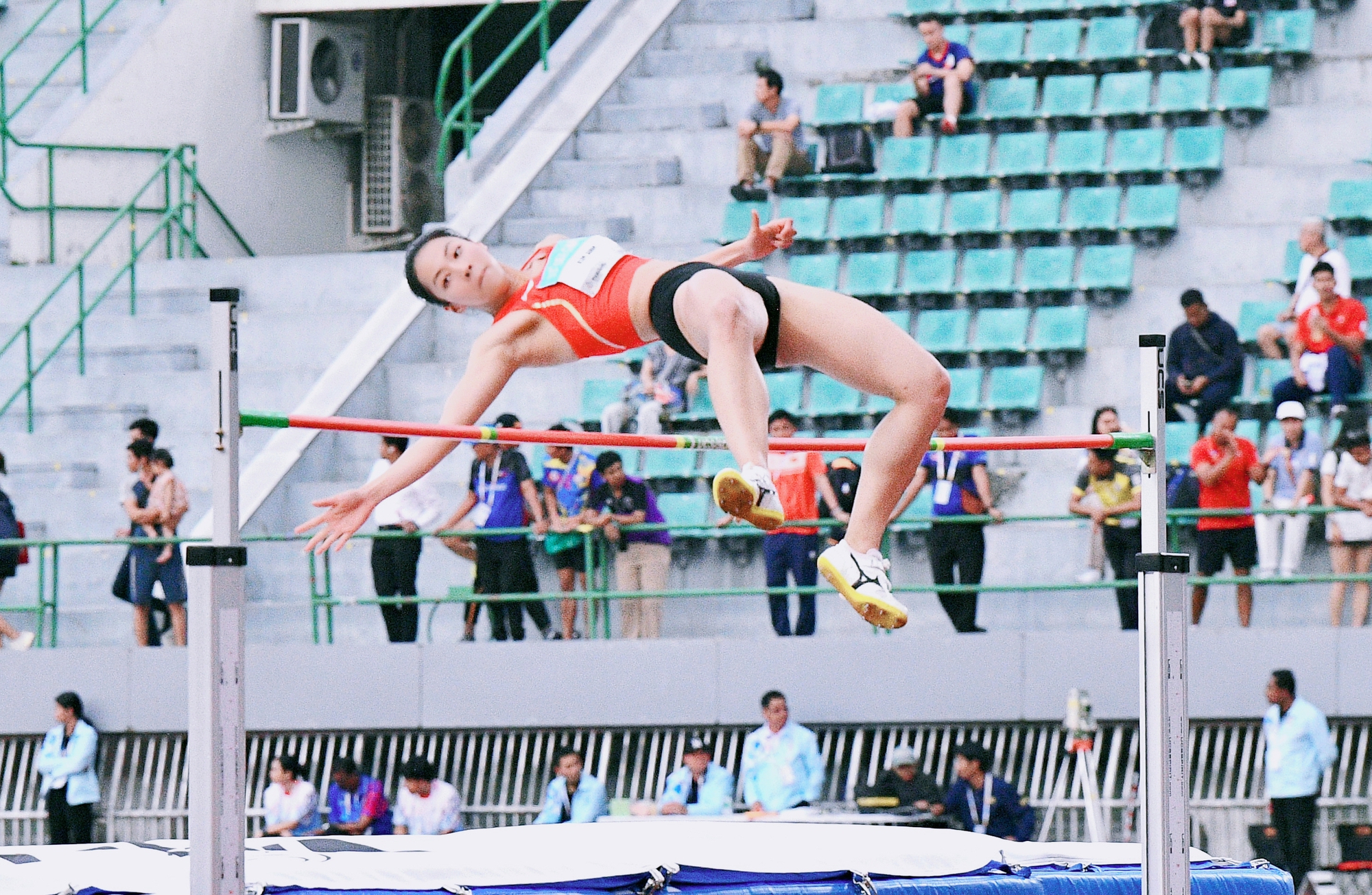 Phỏng vấn hot girl 2k6 nhảy cao cực táo bạo giành HCV cho Việt Nam, trên sân mộc mạc, đời thường xinh như thiên thần- Ảnh 2.