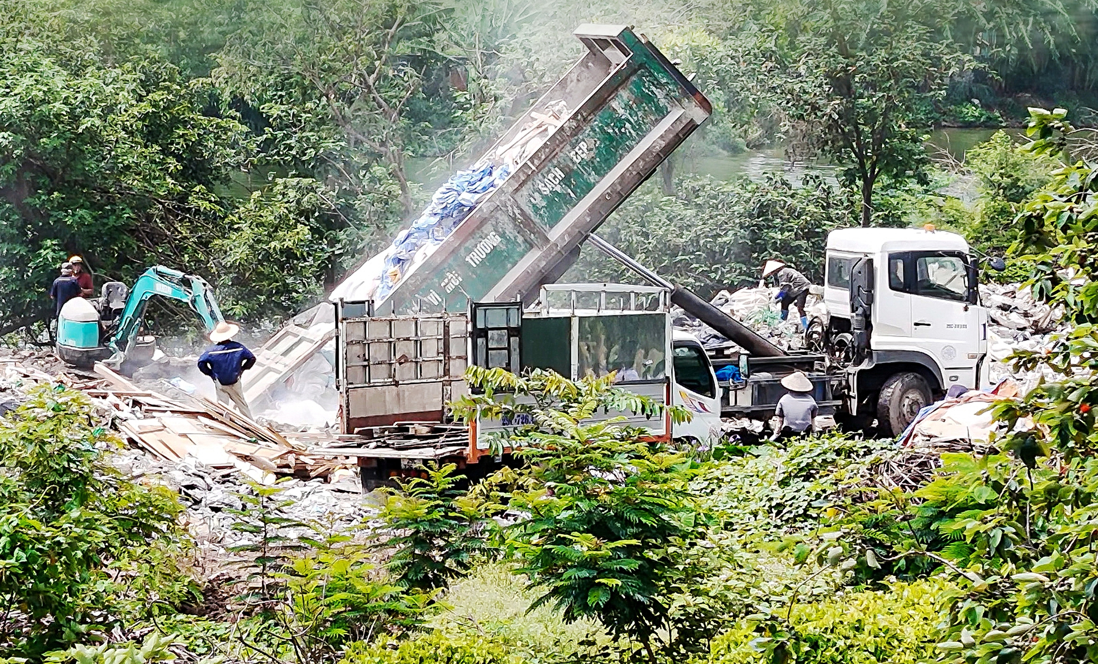 Tùy tiện đổ rác thải xây dựng - Ảnh 1. rác xây dựng - Ảnh 1.