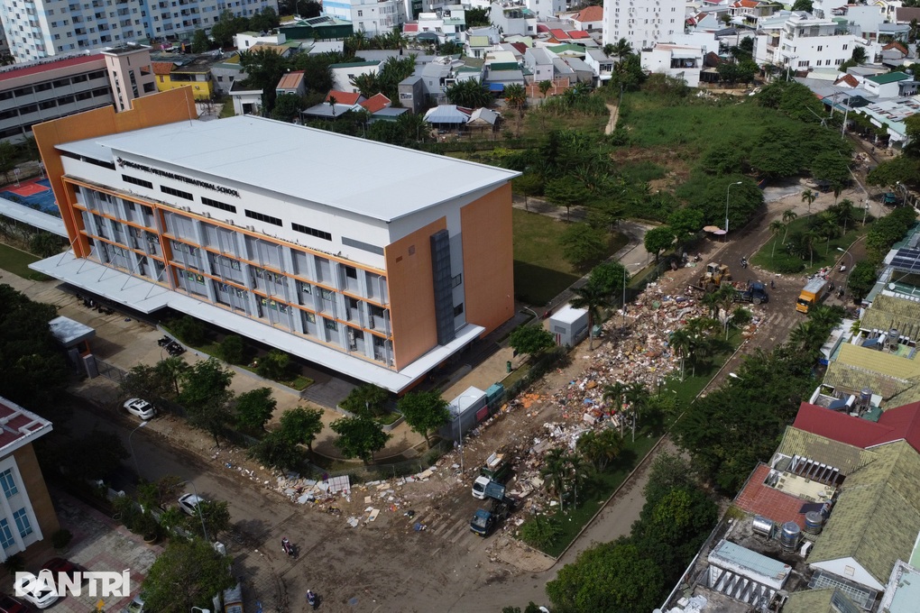 Phụ huynh lo ngại về núi rác cạnh trường học liên cấp - 1