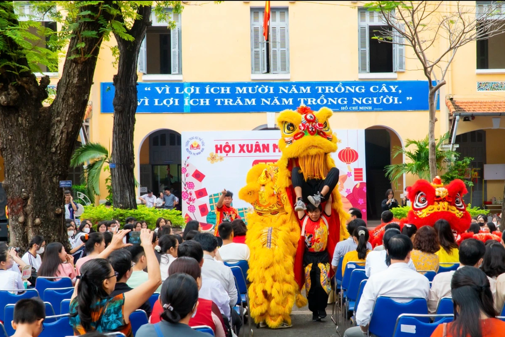 Phụ huynh tranh cãi học sinh được nghỉ Tết Dương lịch 1 ngày hay 4 ngày? - 1