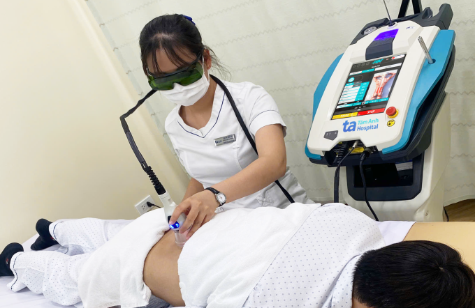Vật lý trị liệu bằng laser cho bệnh nhân thoái hóa thắt lưng. Ảnh: Bệnh viện Đa khoa Tâm Anh
