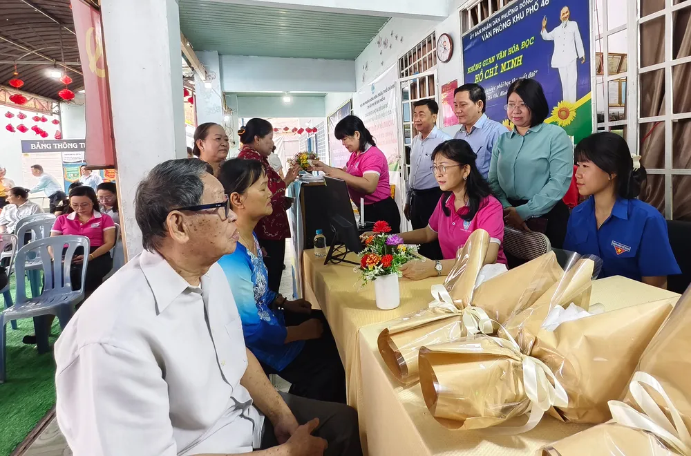 Sáng 10-12, phường Đông Hưng Thuận tổ chức lễ ra mắt mô hình “Hỗ trợ dịch vụ công tại khu dân cư”. Ảnh: NT tp-hcm-dan-khong-can-len-phuong-can-bo-ve-tan-khu-pho-lam-thu-tuc-hanh-chinh-0.jpg