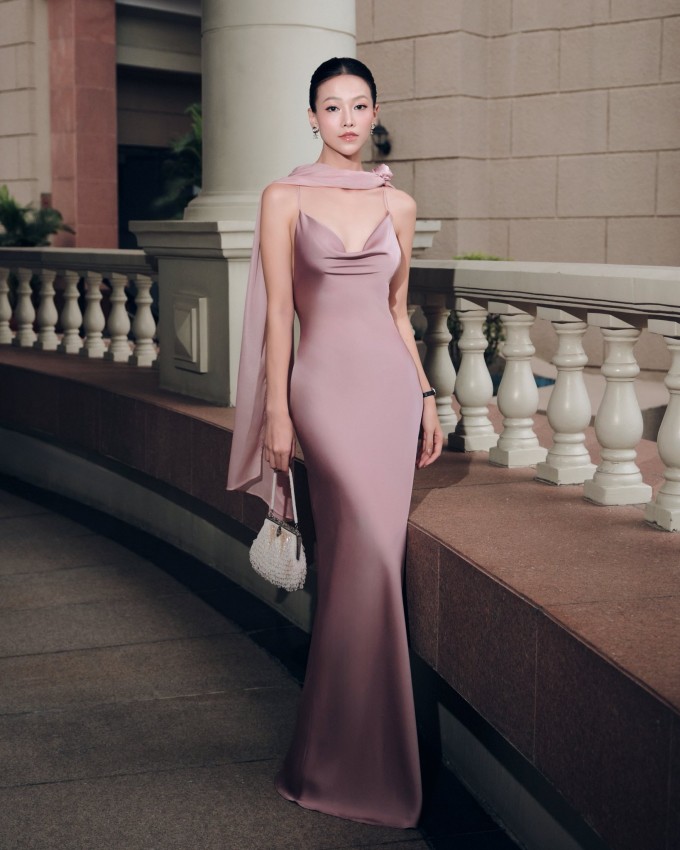 Phương Khánh được khen mặc đẹp ở 3 đám cưới nhà Johnathan Hạnh Nguyễn 1 Trang phục thanh lịch đi ăn cưới của Phương Khánh.