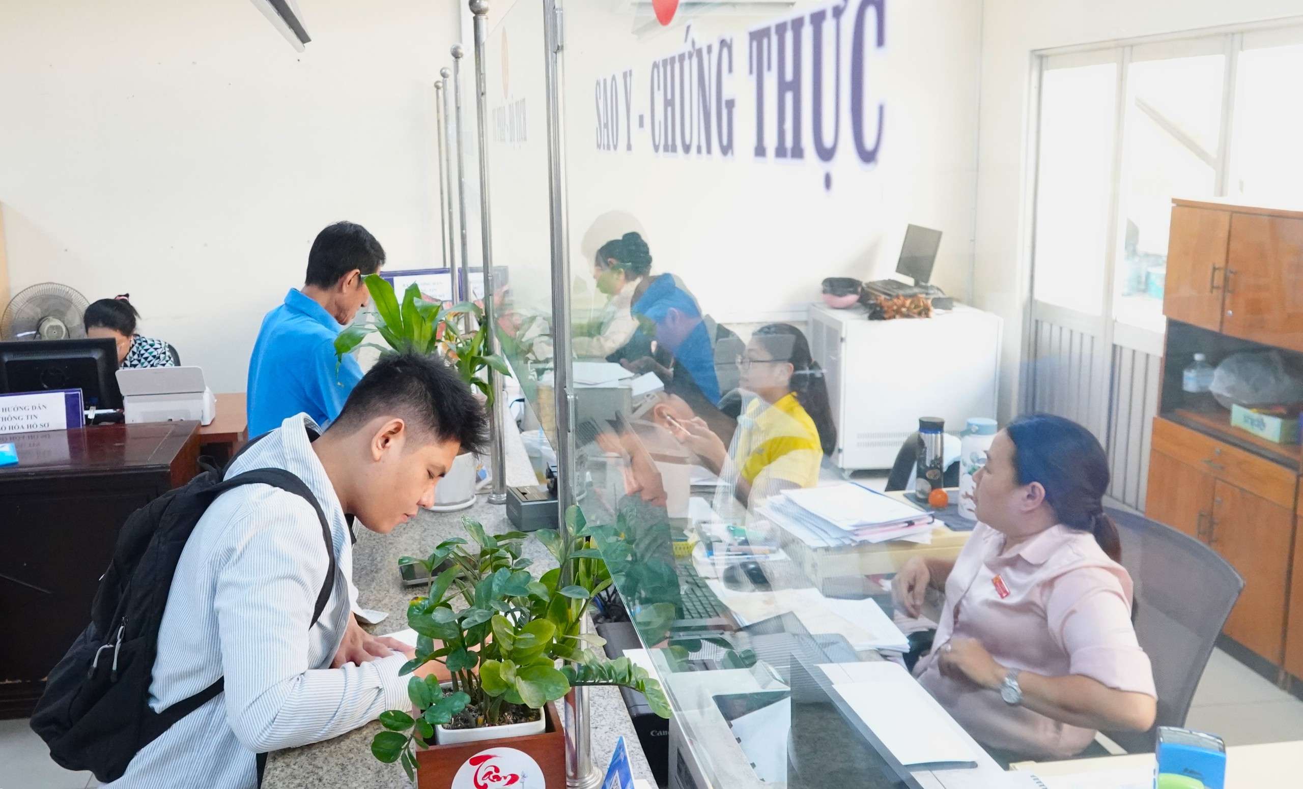 Phường, xã ở TP.HCM lúng túng khi sắp xếp lại công chức- Ảnh 1.