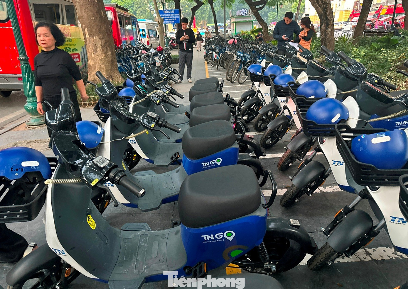 Xe đạp điện công cộng lần đầu có mặt tại Hà Nội: Pin tháo rời, chạy 90 km mỗi lần sạc- Ảnh 1.