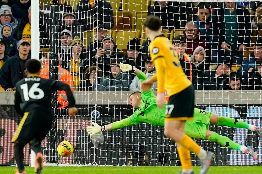 Bruno Fernandes ghi 2 bàn góp phần giúp MU thắng Wolves 4-1. ẢNH: SmartFrame/SportImage bruno-fernandes-mu-thang-wolves.jpg