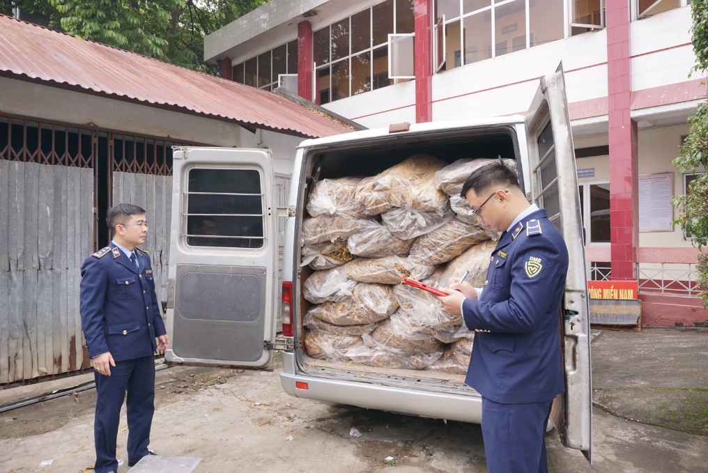 Cao điểm chống hàng giả, hàng kém chất lượng cuối năm: QLTT cả nước đồng loạt ra quân, thu giữ hơn 2,2 tấn lá thuốc, gần 5 tấn thịt bẩn, hàng nghìn sản phẩm vi phạm- Ảnh 4.