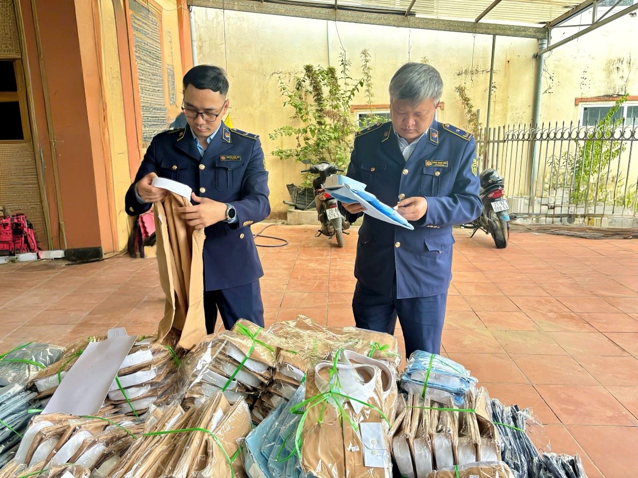 Cao điểm chống hàng giả, hàng kém chất lượng cuối năm: QLTT cả nước đồng loạt ra quân, thu giữ hơn 2,2 tấn lá thuốc, gần 5 tấn thịt bẩn, hàng nghìn sản phẩm vi phạm- Ảnh 1.