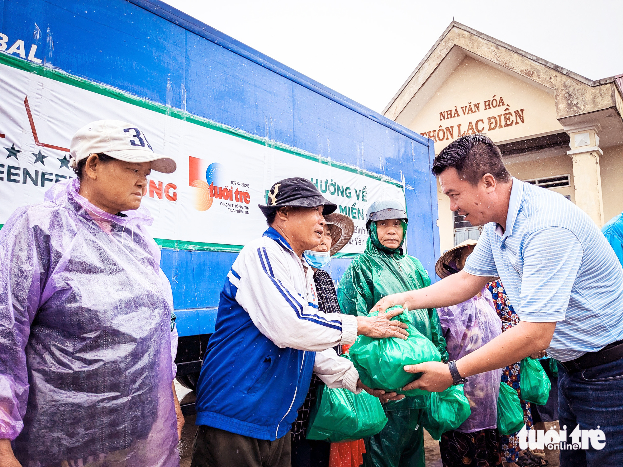 Quà GREENFEED Việt Nam cùng báo Tuổi Trẻ đến với bà con vùng lũ Bình Định, Phú Yên cũ 1 Quà GREENFEED Việt Nam cùng báo Tuổi Trẻ đến với bà con vùng lũ Bình Định, Phú Yên cũ - Ảnh 1.