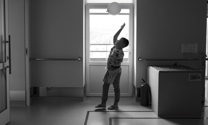 Matviy Holovko chơi với quả bóng bay tại Trung tâm Superhumans ở Vynnyky, Ukraine. Ảnh: Washington Post