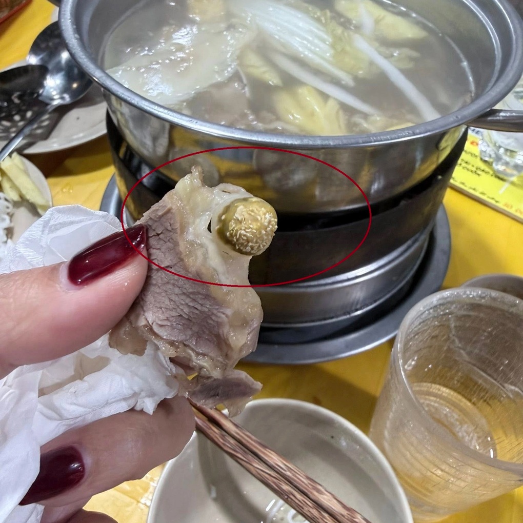 Quán bò nhúng dấm nổi tiếng ở Hà Nội bị khách tố có dòi trong miếng thịt bò - 1