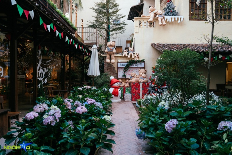 Quán cà phê sân vườn trang trí gấu bông dịp Giáng sinh - 1