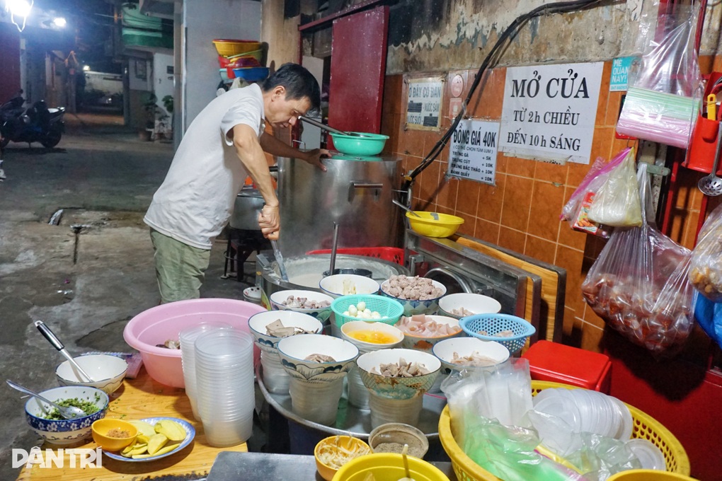 Quán cháo núp hẻm 50 năm có công thức gia truyền, khách tìm đến giữa đêm - 1
