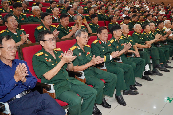 Quân đội luôn gắn bó máu thịt với nhân dân - Ảnh 1.