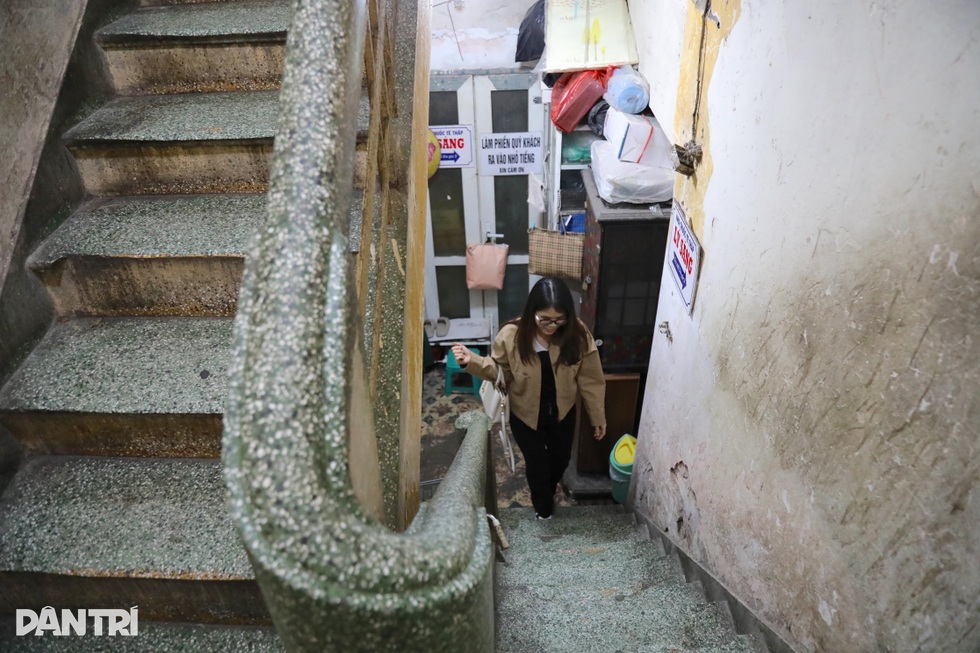 Quán gà ở Hà Nội ẩn mình ở ngõ nhỏ hẹp, khách leo cầu thang mới tới - 1