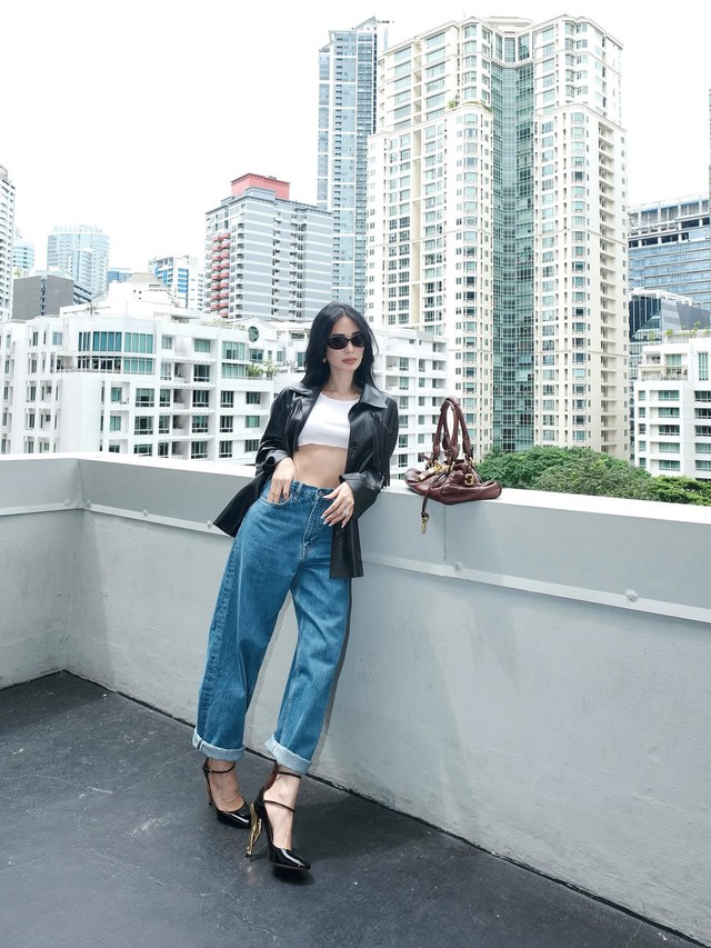 Quần jeans xanh và những bản phối đẹp nhất mùa- Ảnh 2.