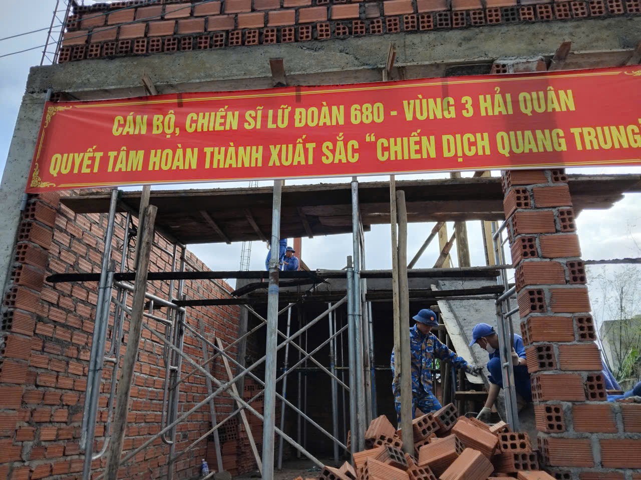 Quân khu 5 tăng quân xây nhà đợt 2 ‘Chiến dịch Quang Trung’ cho dân vùng lũ 1 Quân khu 5 tăng quân xây nhà đợt 2 ‘Chiến dịch Quang Trung’ cho dân vùng lũ - Ảnh 1.