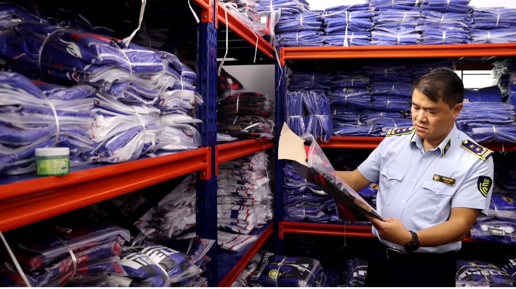 Quản lý thị trường siết chặt kiểm tra, xử lý vi phạm trên Facebook, Zalo- Ảnh 1. Quản lý thị trường siết chặt kiểm tra, xử lý vi phạm trên Facebook, Zalo- Ảnh 1.