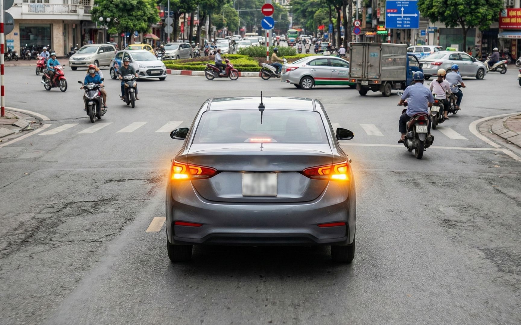 Quan niệm sai lầm của nhiều tài xế khi bật đèn hazard vào bùng binh - Ảnh 1. Quan niệm sai lầm của nhiều tài xế khi bật đèn hazard vào bùng binh - Ảnh 1.