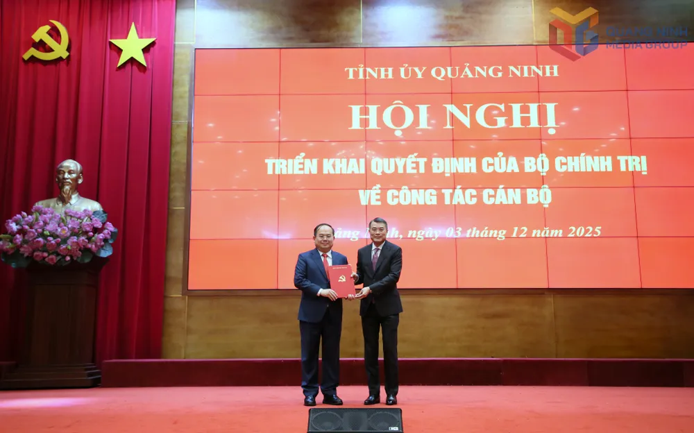 Trưởng Ban Tổ chức Trung ương Lê Minh Hưng trao quyết định cho ông Quản Minh Cường, tân Bí thư Tỉnh ủy Quảng Ninh. Ảnh: QMG quang-ninh-co-tan-bi-thu-tinh-uy-1.jpg