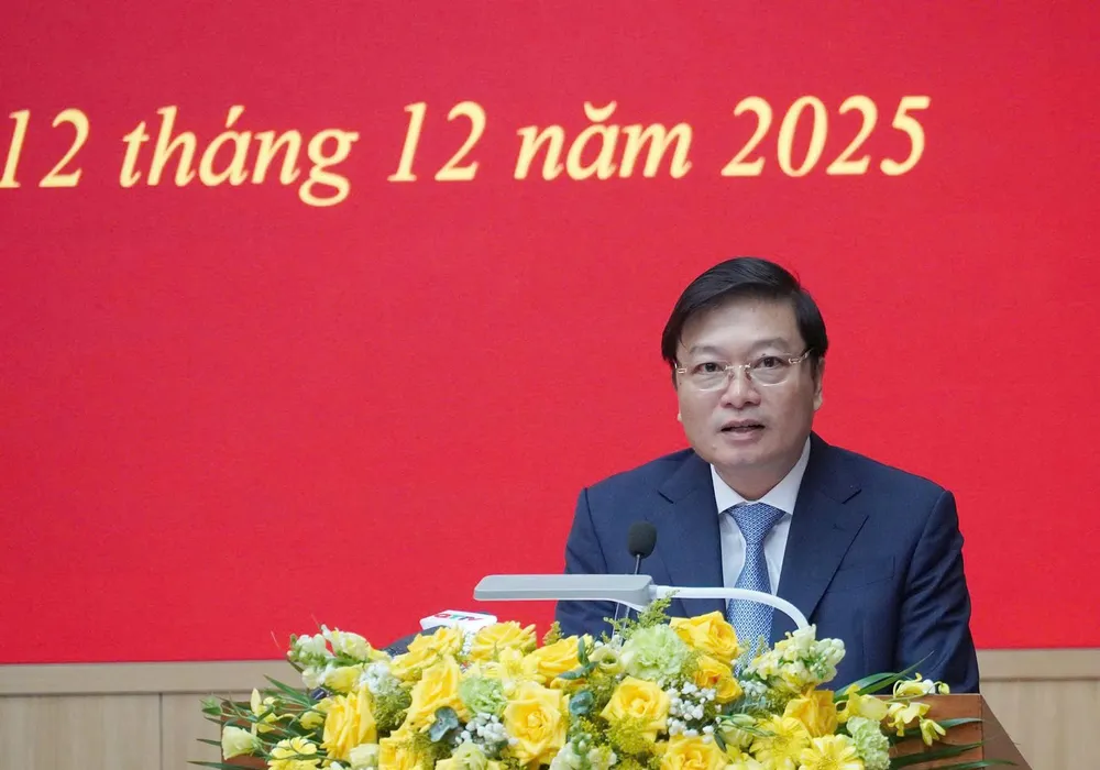 Ông Lê Hồng Vinh, Chủ tịch UBND tỉnh phát biểu trả lời cử tri. le-hong-vinh-quang-tri.jpg