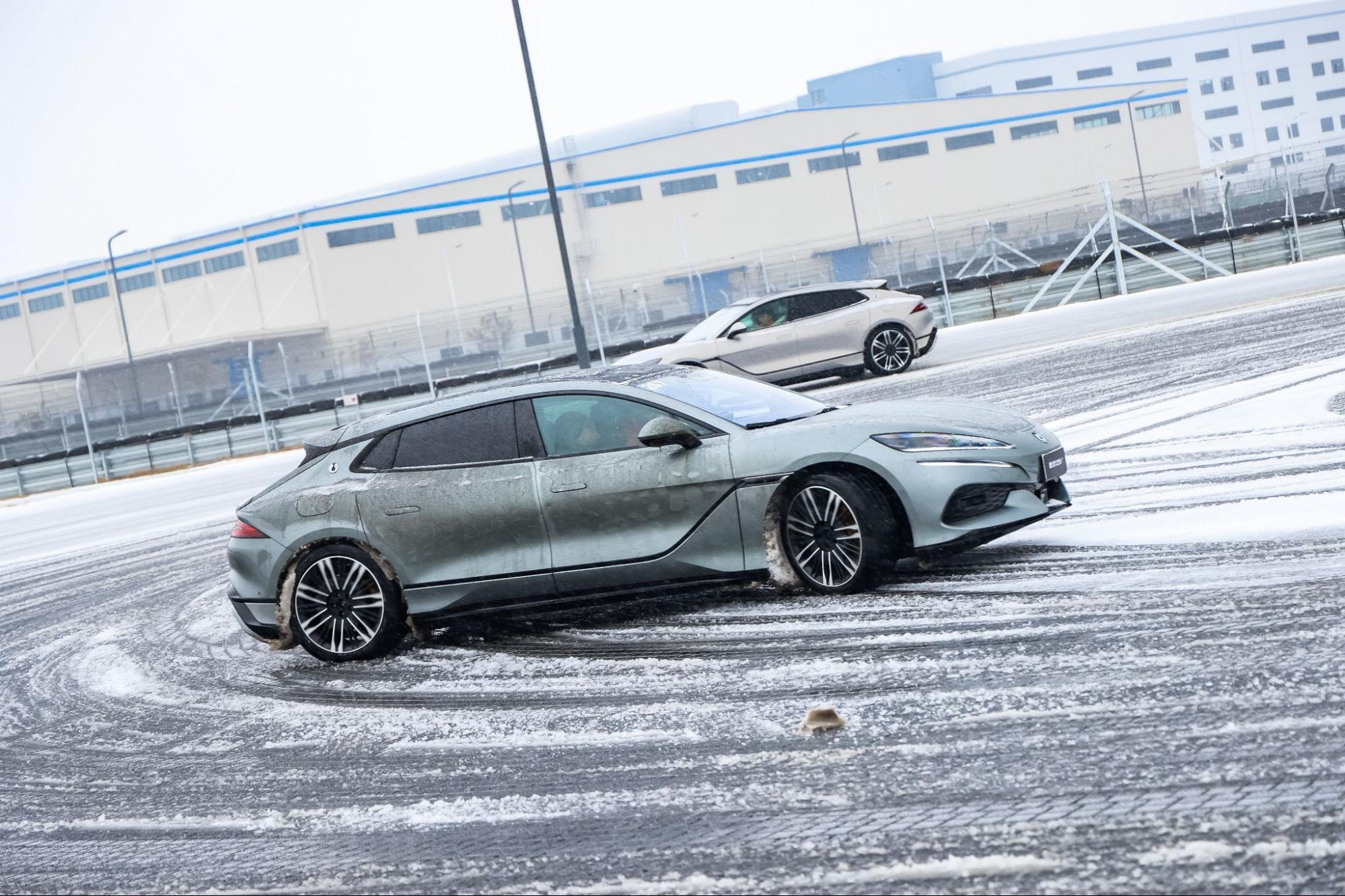 Quăng quật xe BYD trong trường đua khổng lồ: Dốc cát, hồ nước, nghiêng 30 độ trong '1 nốt nhạc' - Ảnh 1.