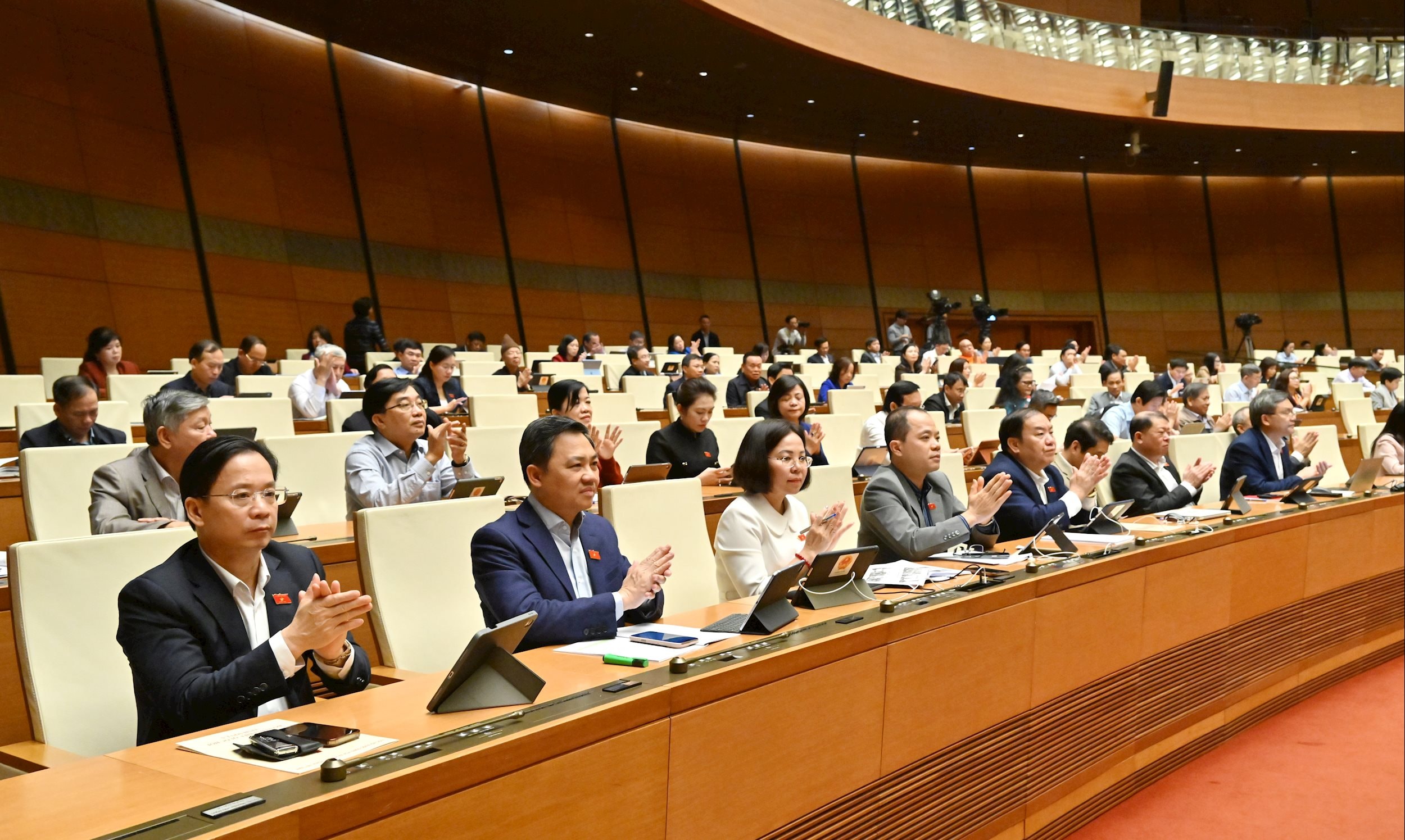 Quốc hội thông qua Luật báo chí (sửa đổi) với nhiều điểm mới quan trọng 1 Thông qua Luật Báo chí - Ảnh 1.