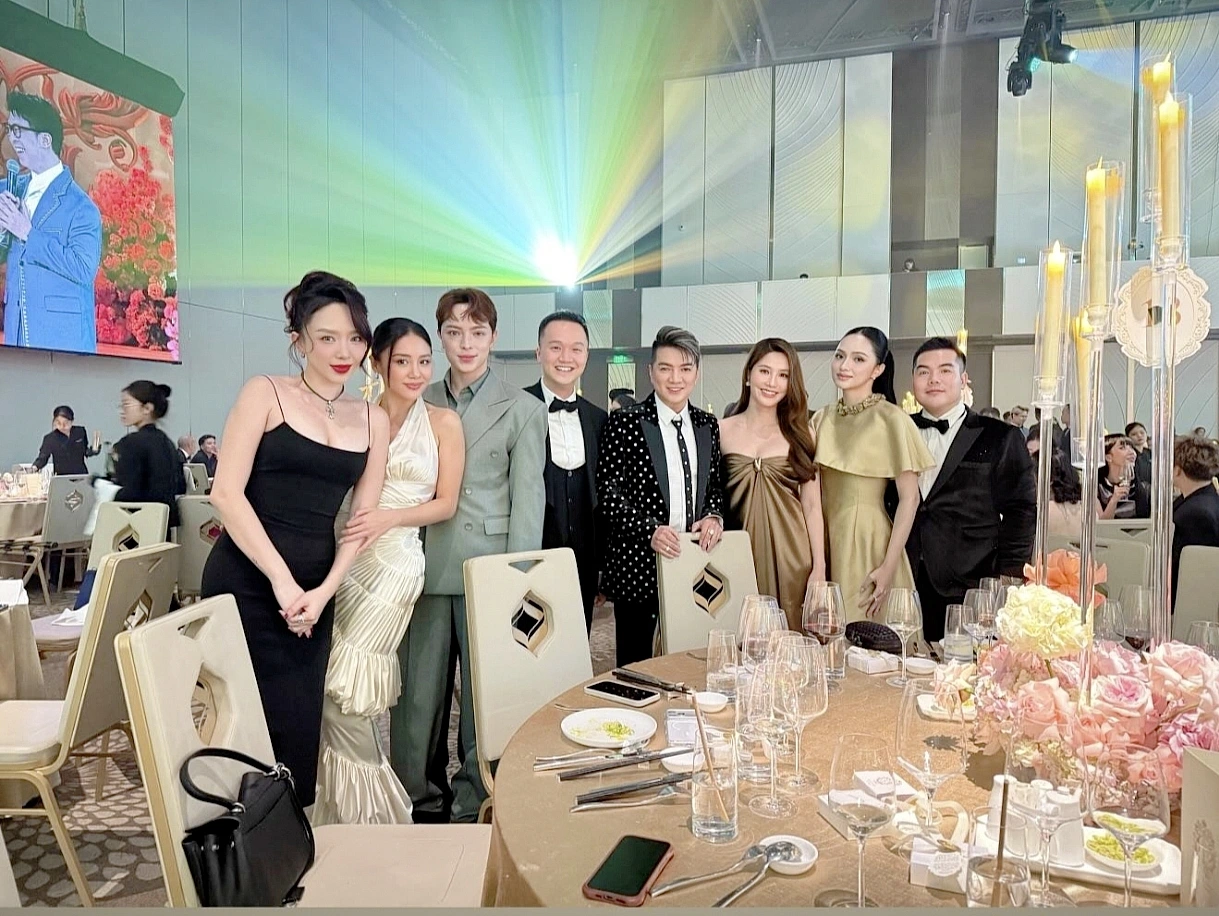 Quy định trong đám cưới các con tỷ phú Johnathan Hạnh Nguyễn: Tiên Nguyễn trái ngược Tăng Thanh Hà, vợ chồng Linh Rin cực nghiêm ngặt 3 Dàn sao Việt tham dự đám cưới của Tiên Nguyễn và Justin Cohen.