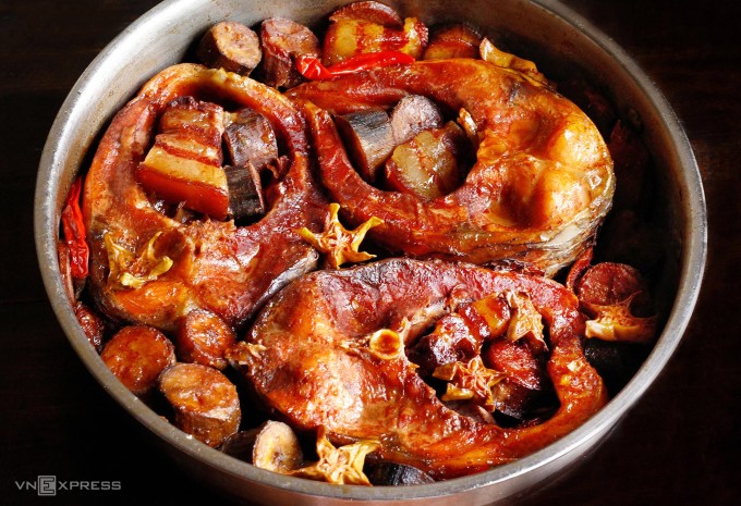 Quy tắc hai mở một đậy khi kho cá 1 Cá kho chuối xanh kiểu Bắc. Ảnh: Bùi Thủy