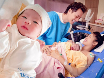 Quý tử thứ 3 của Đăng Khôi vừa cầm bút, vừa cầm mic trong tiệc thôi nôi, được cả nhà mong thành Giáo sư 9 Lộ ảnh rõ mặt con trai thứ 3 của vợ chồng Đăng Khôi, bé rồng vừa chào đời đã khôi ngô nhờ gen bố mẹ