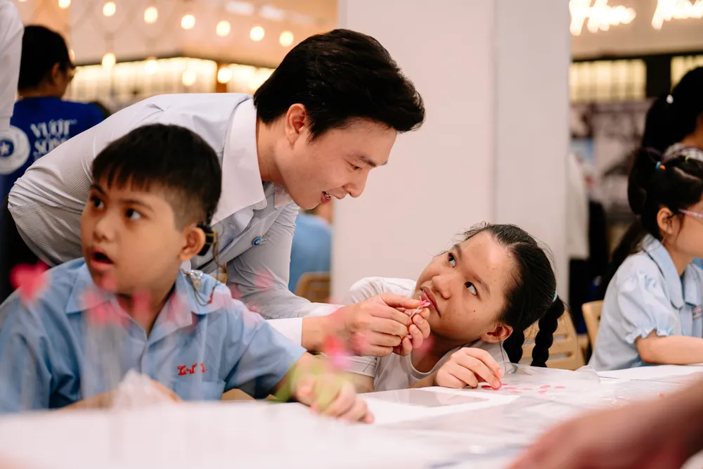 Học sinh được hướng dẫn tham gia các hoạt động vui chơi tại buổi lễ. Ảnh: HN người khuyết tật (4).jpg