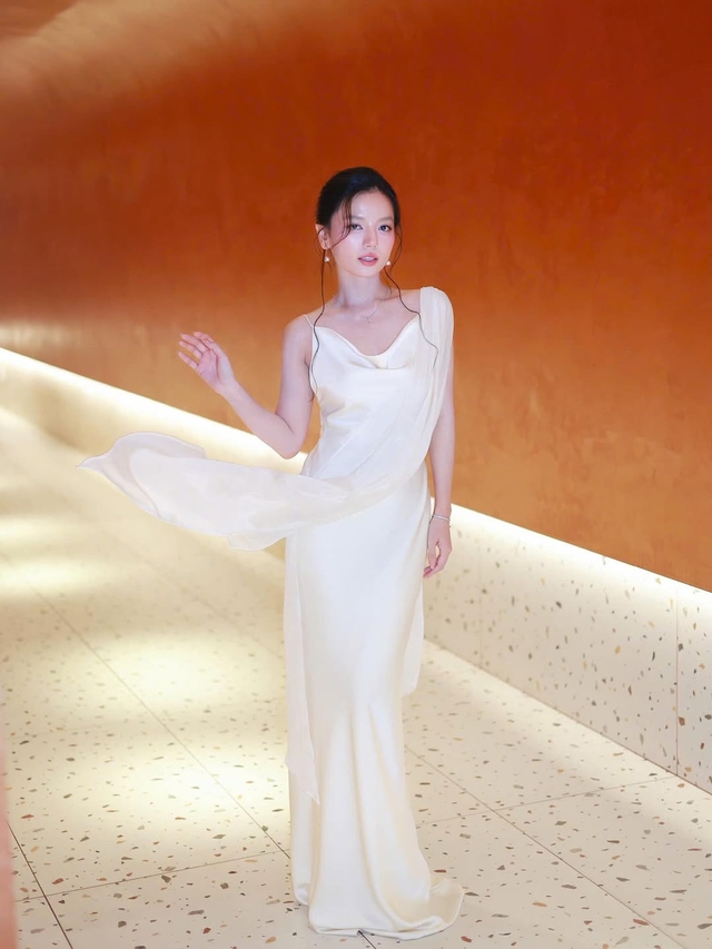 Quyến rũ kiêu kỳ với chiếc váy lụa satin mềm mại 1 Quyến rũ kiêu kỳ với chiếc váy lụa satin mềm mại - Ảnh 1.