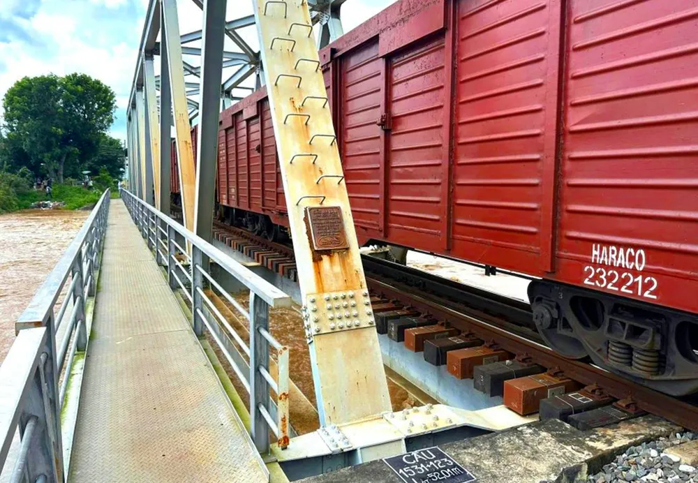 Đoàn tàu 200 tấn giữ cầu. cầu móng