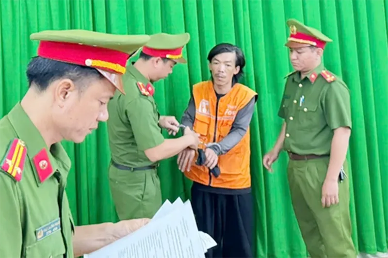 Công an bắt khẩn cấp với ông Hiền - tài xế giao hàng. Ảnh: CA Ra đường, 1 điều không nhịn, 9 điều sẽ… hối hận.png