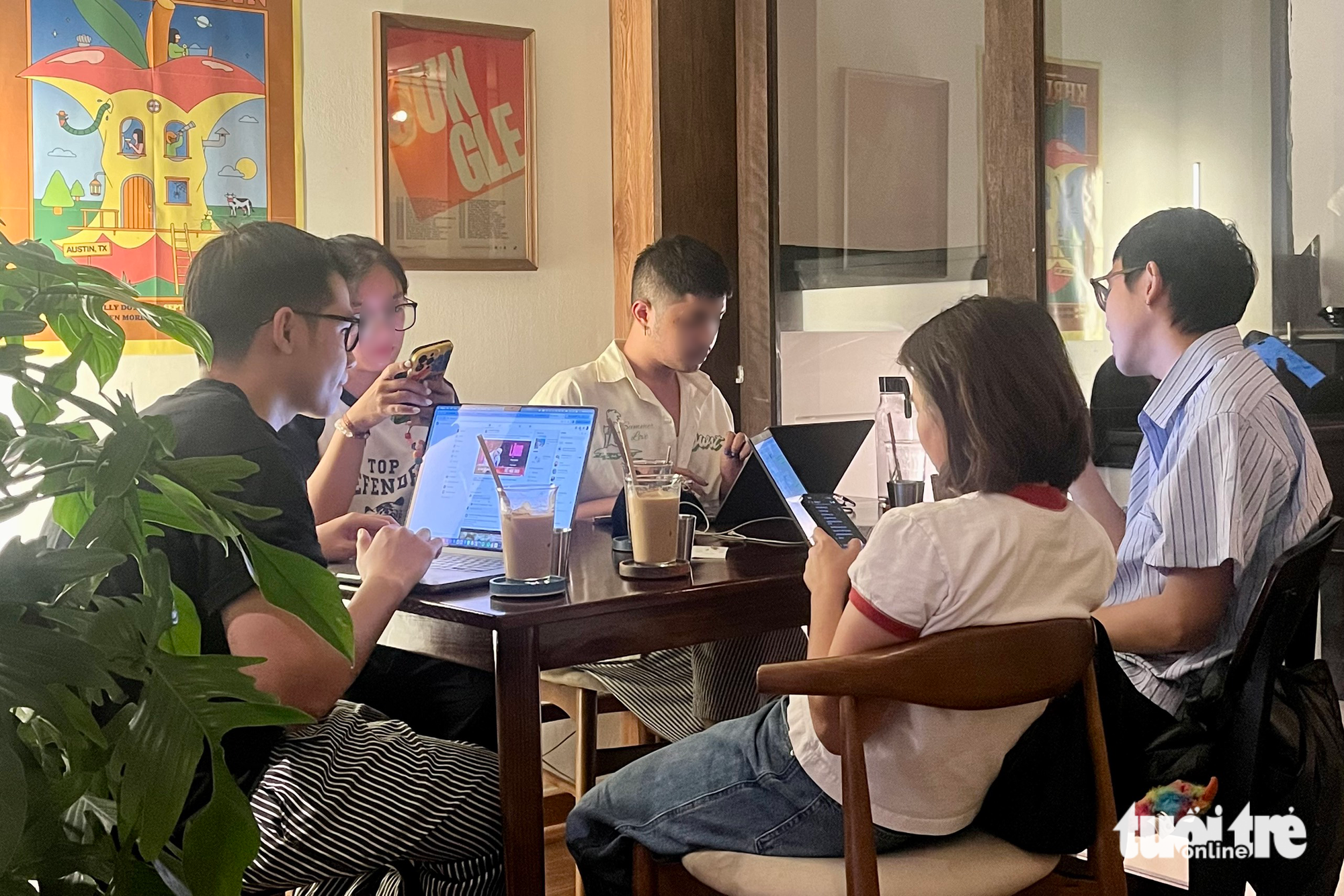 Ra quán cà phê học bài, làm việc: Học thật hay chỉ để... làm màu? - Ảnh 1.
