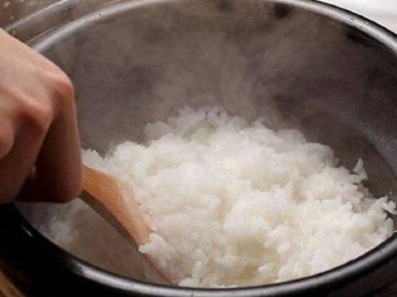 Nấu cơm chỉ cho nước chẳng khác nào nghiệp dư, thêm 2 nguyên liệu có đầy trong nhà, cơm trắng ngon thơm dẻo