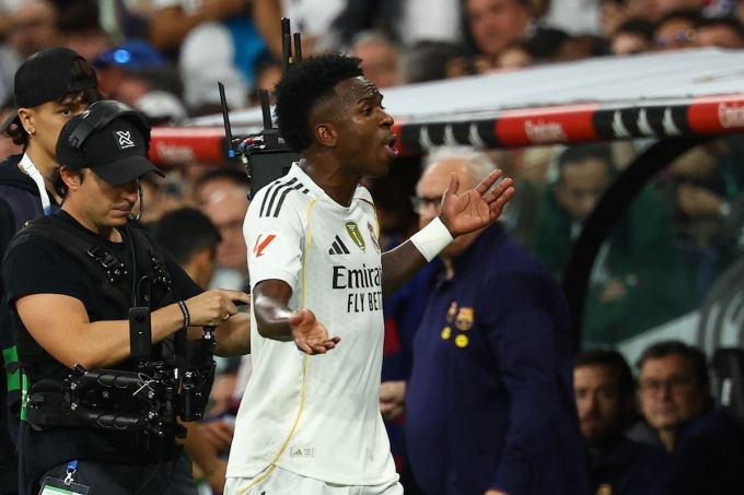 Vinicius Junior phản ứng sau khi bị thay ra trong trận El Clasico gặp Barca trên sân Bernabeu, thành phố Madrid, Tây Ban Nha tối 26/10/2025. Ảnh: Reuters