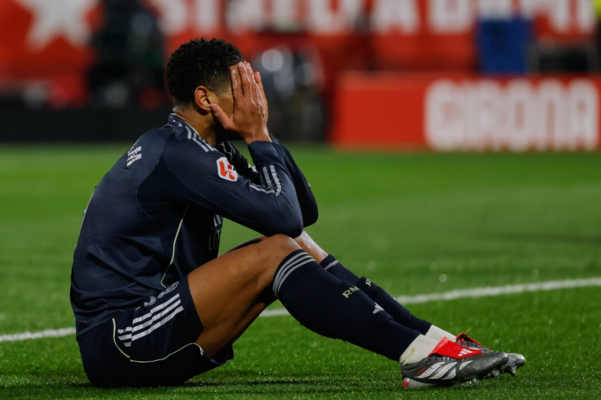 Jude Bellingham ôm mặt tiếc nuối khi bỏ lỡ cơ hội trong trận Real hòa Girona 1-1 ở vòng 14 La Liga trên sân Montilivi, Girona, Catalonia, Tây Ban Nha ngày 30/11/2025. Ảnh: AP