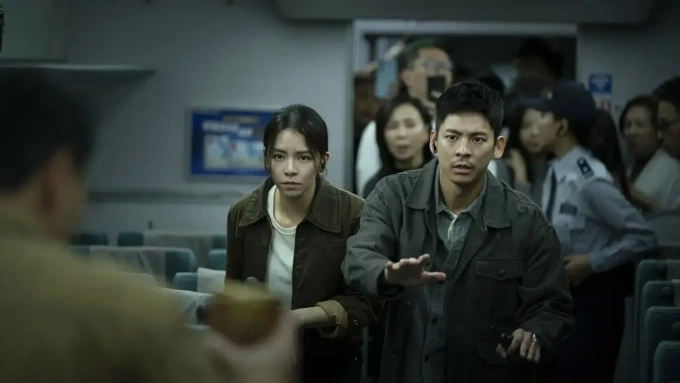 Cảnh Huỳnh Hân (Tống Vân Hoa) và Tống Khang Nhân (Lâm Bách Hoành) nhận được tin cảnh báo. Ảnh: CGV