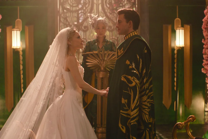 Phân cảnh đám cưới của Ariana Grande và Jonathan Bailey trong phim. Ảnh: Variety