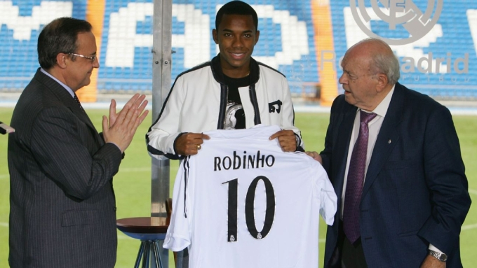 Robinho từng ghi 35 bàn cho Real, 16 bàn cho Man City và 32 bàn cho AC Milan, giành hai La Liga và một Serie A. Anh cũng từng chơi 100 trận, ghi 28 bàn cho tuyển Brazil, giành Copa America 2007, dự World Cup 2006 và 2010.