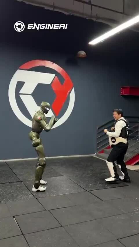 Robot hình người Trung Quốc đá ngã CEO