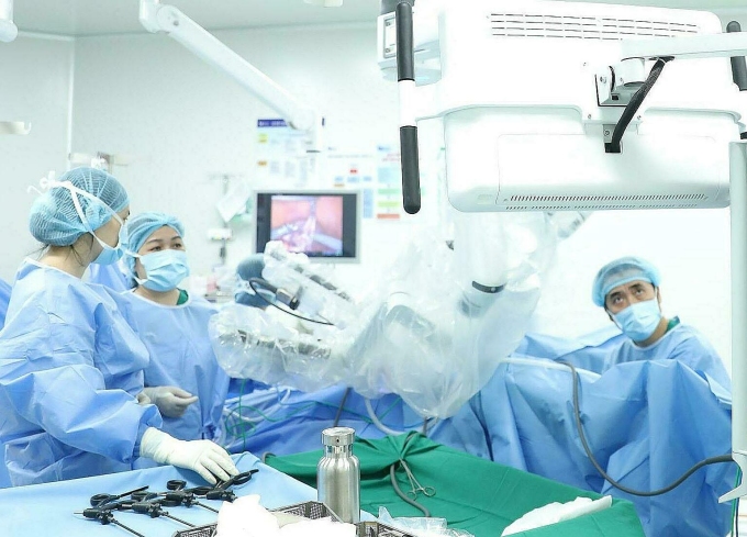 Êkíp bác sĩ áp dụng robot Da Vinci Xi để khôi phục vị trí tử cung, bảo tồn thành công cho người bệnh. Ảnh: Trung Vũ