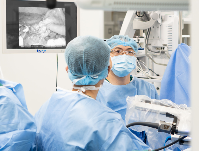 Bác sĩ điều khiển cánh tay robot cắt khối u ở đuôi tụy cho bà Loan. Ảnh: Bệnh viện Đa khoa Tâm Anh