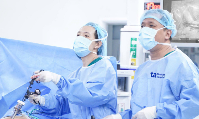 Êkíp bác sĩ phẫu thuật tạo hình niệu quản bằng robot Da Vinci Xi cho ông Trực. Ảnh: Bệnh viện cung cấp