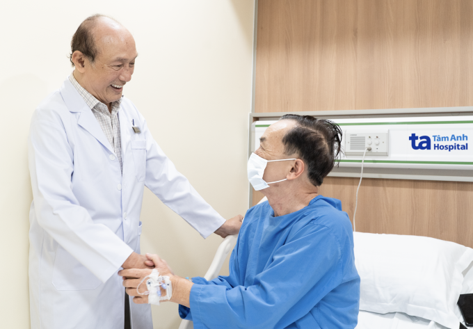 PGS Chuyên thăm ông Trực sau phẫu thuật. Ảnh: Bệnh viện Đa khoa Tâm Anh