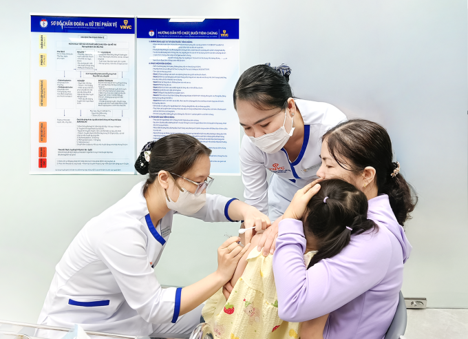 Trẻ được phụ huynh đưa đi tiêm ngừa cúm tại Hệ thống Tiêm chủng VNVC. Ảnh: Hoàng Dương