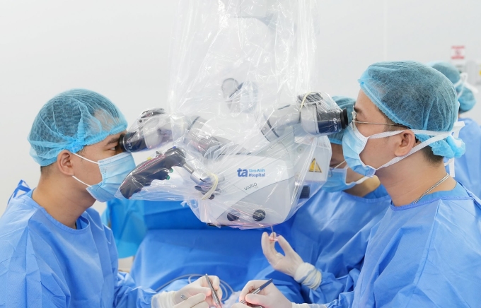 Bác sĩ IVF Tâm Anh đang thực hiện vi phẫu tìm tinh trùng cho người bệnh. Ảnh: Bệnh viện cung cấp